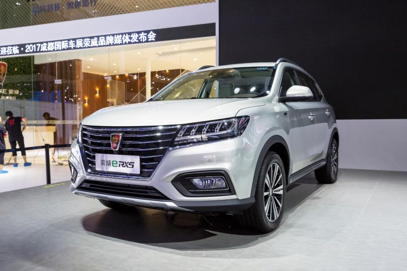 全新荣威950、荣威e950定义“高级轿车” 成都车展亮相售价16.88万起 互联网汽车上市一周年 系统升级带来颠覆式进化