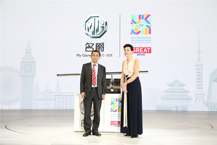 “卷福”首访中国，成功挑战名爵锐腾“8秒破百”